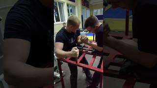 за столом можно решить любые вопросы и проблемы#armwrestling #армрестлинг #спорт