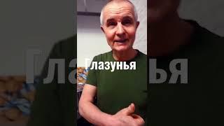 Международный день мужчин и мужчины готовят ужин.